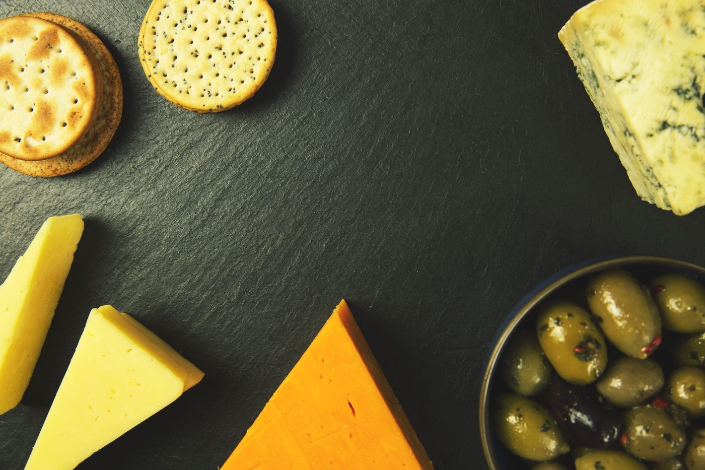 Plateau de fromages avec olives et crackers au Cellier Mermoz, Dakar