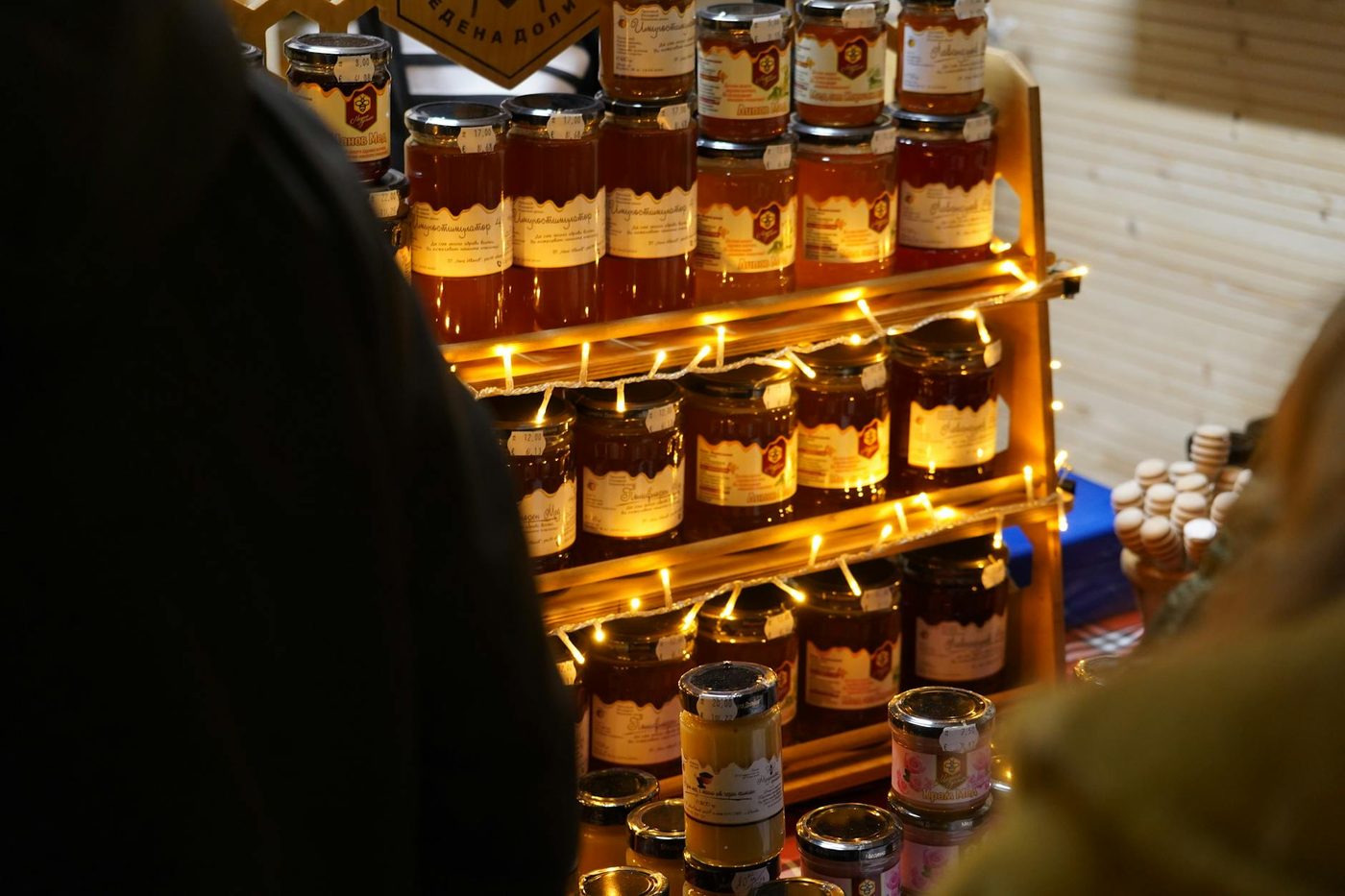 Pots de miel et de confitures sur étagère à l'épicerie fine du Cellier Mermoz